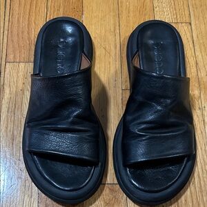 Bueno women’s  Black Leather Sandals/ Bought in Quebec, Canada